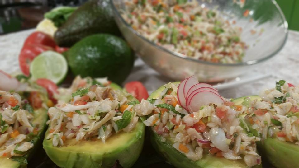 Aguacates rellenos de ensalada de bacalao