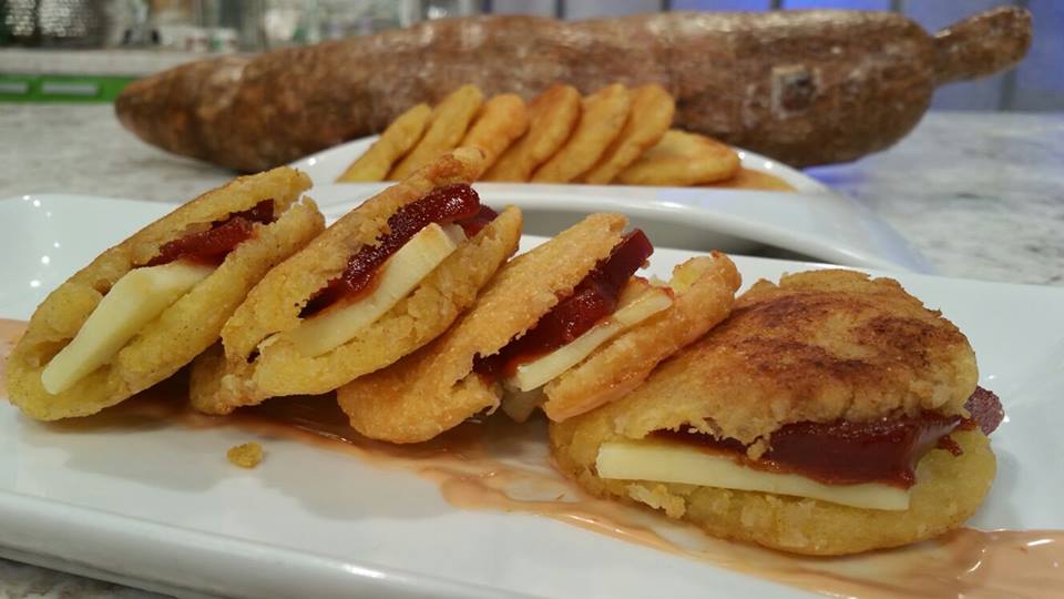 Arepas de yuca rellenas de guayaba y queso