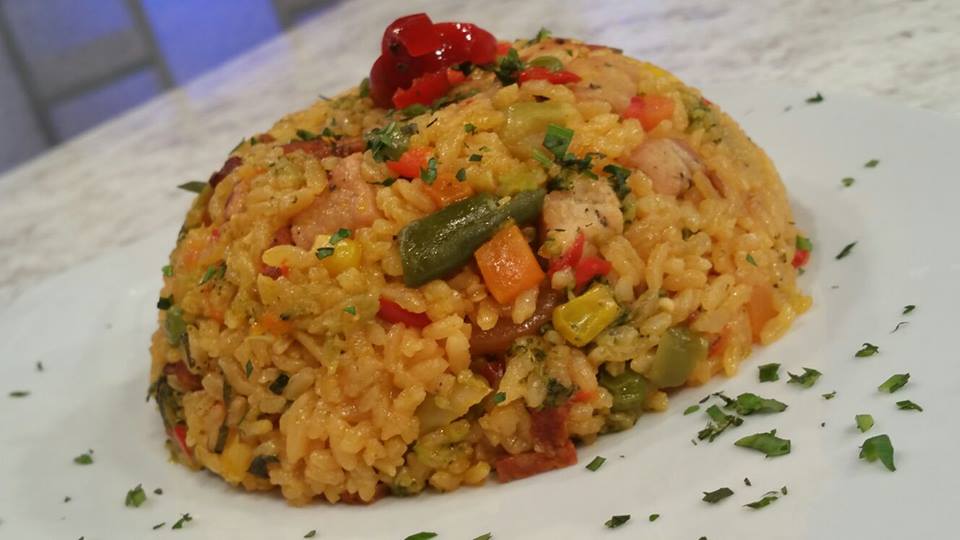 Arroz con chuleta y vegetales