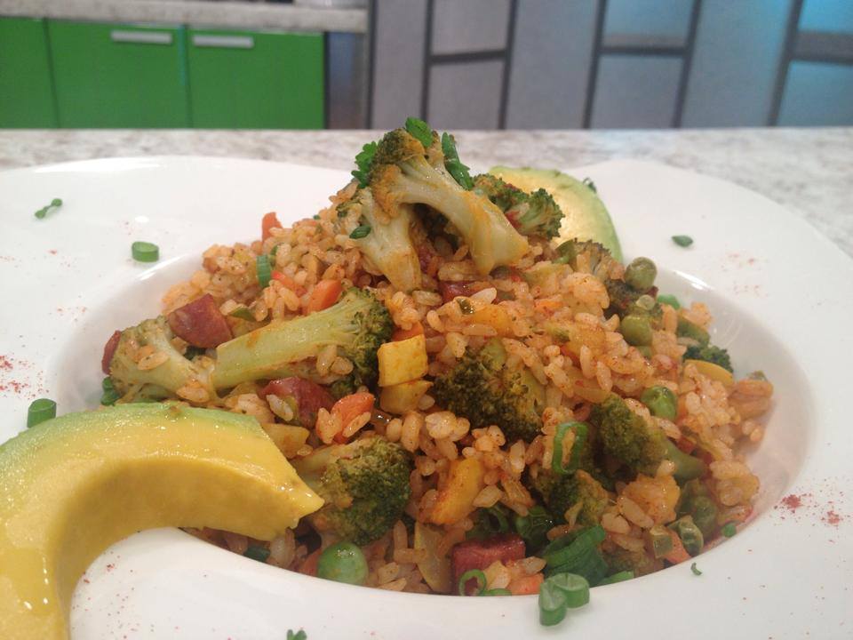 Arroz salteado con chorizo y vegetales
