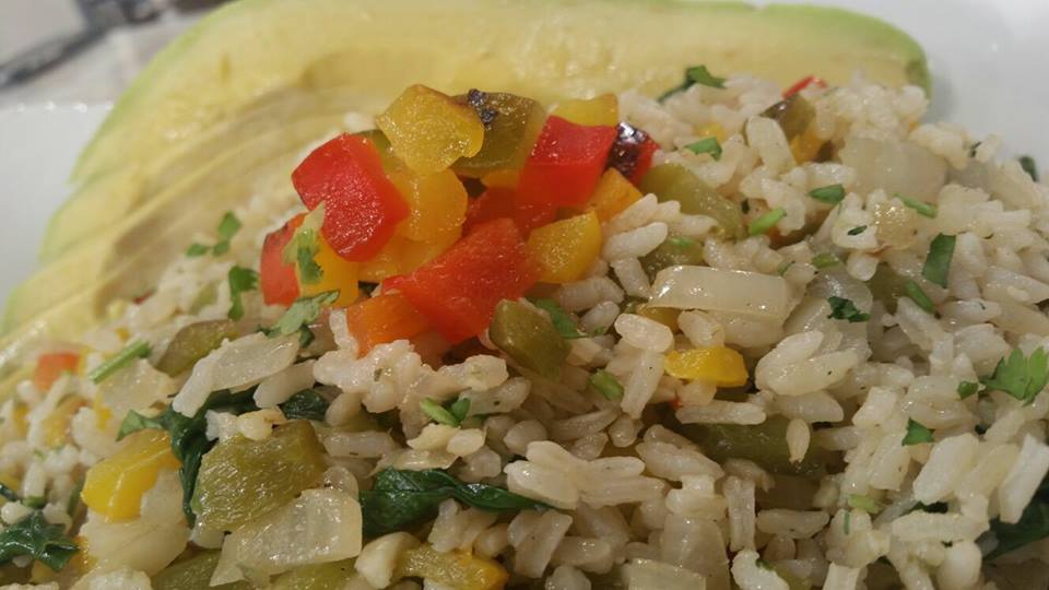 Arroz salteado con pimientos asados y espinaca