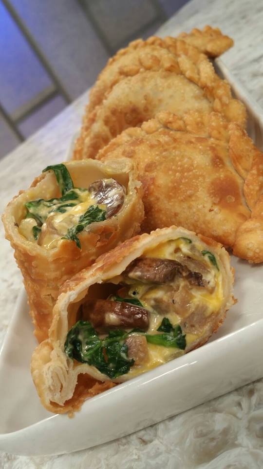 Empanadillas de salchicha italiana, espinaca y queso