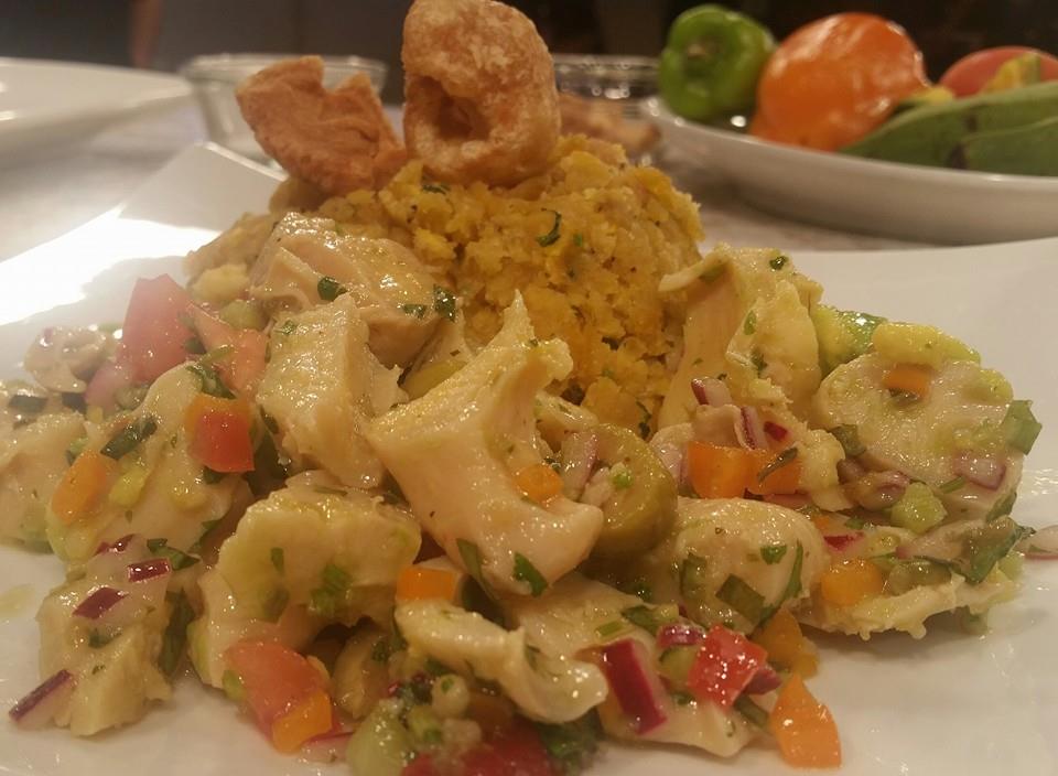 Mofongo relleno de ensalada de carrucho