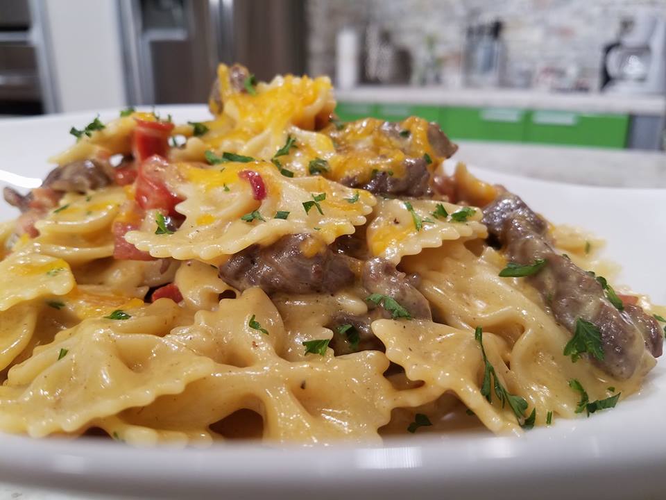 Pasta con churrasco, tocineta y chorizo