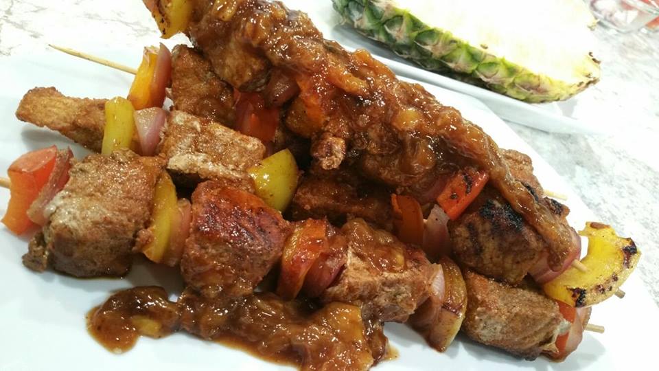 Pinchos de cerdo con adobo de especias y BBQ de piña