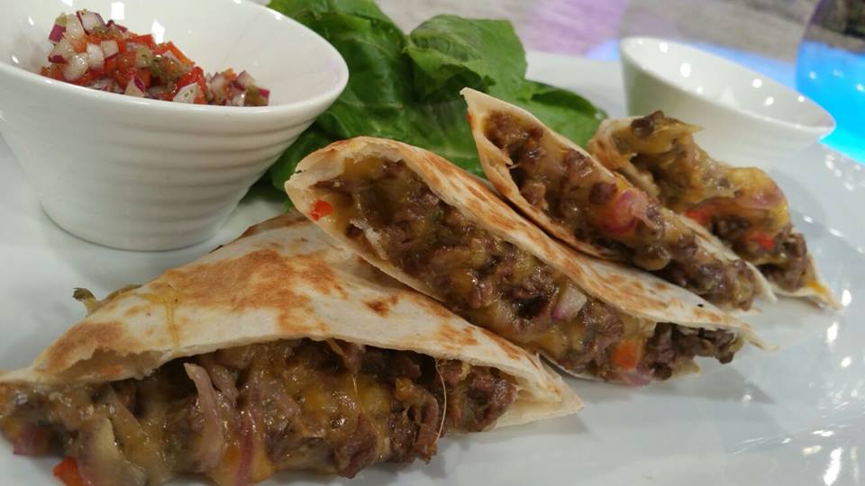 Quesadillas de churrasco con queso de bola
