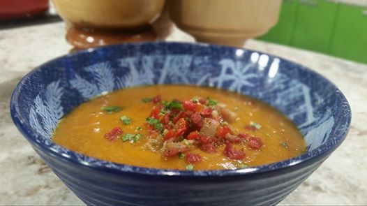 Sopa de batata, tocineta y coco