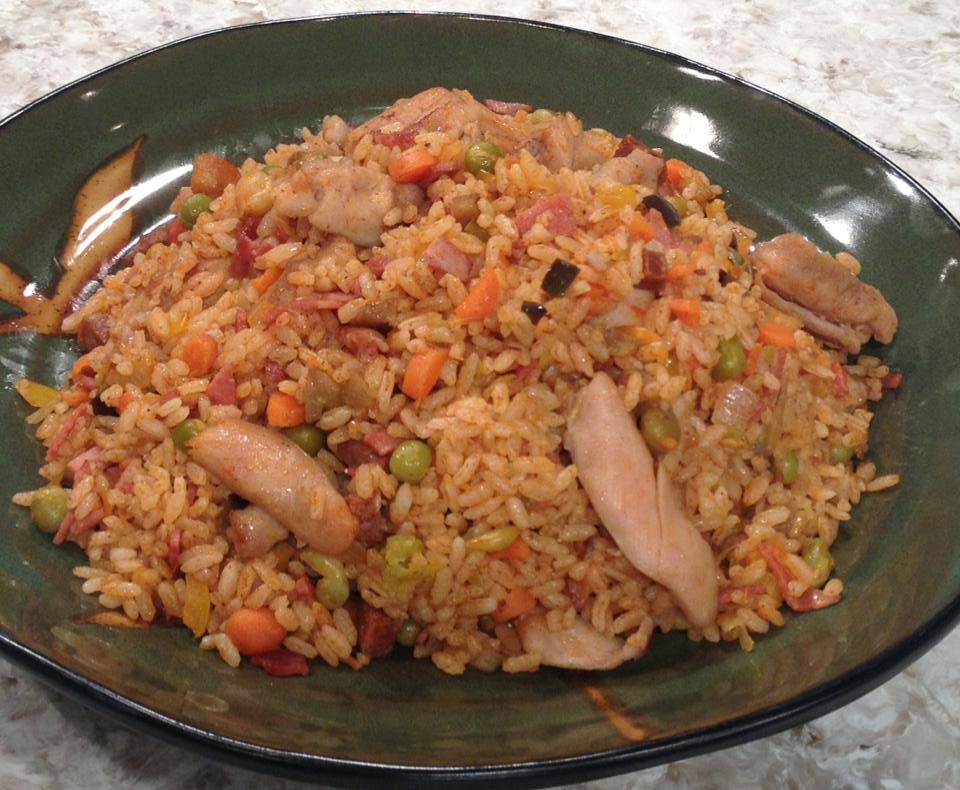 Arroz salteado con pollo y vegetales
