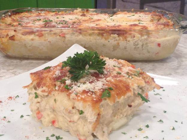 Pastelón de papa con pechuga desmenuzada en salsa blanca.