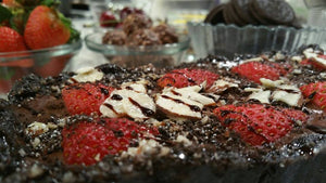 Tarta de chocolate, fresas y almendra sin hornear